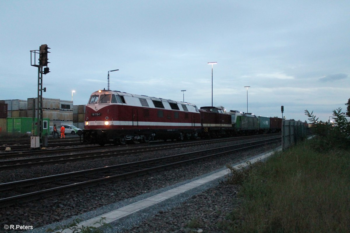 Nach dem der SETG ER20-01 den Containerzug Teil 2 samt Vectron 193 831  Christian Doppler  raus geholt hat setzten sich 118 770 und 204 237 an die Zugspitze und warten auf die Abfahrt nach Hof. 04.10.17