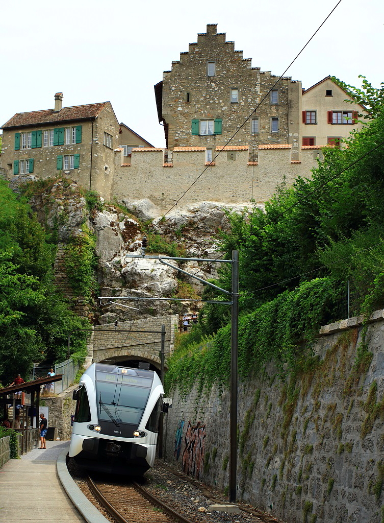 Nach einem kurzen Aufenthalt in Schaffhausen hat sich der RABe 526 790 auf den Rückweg gemacht und trifft erneut im Haltepunkt Schloss Laufen ein (26.07.2015)