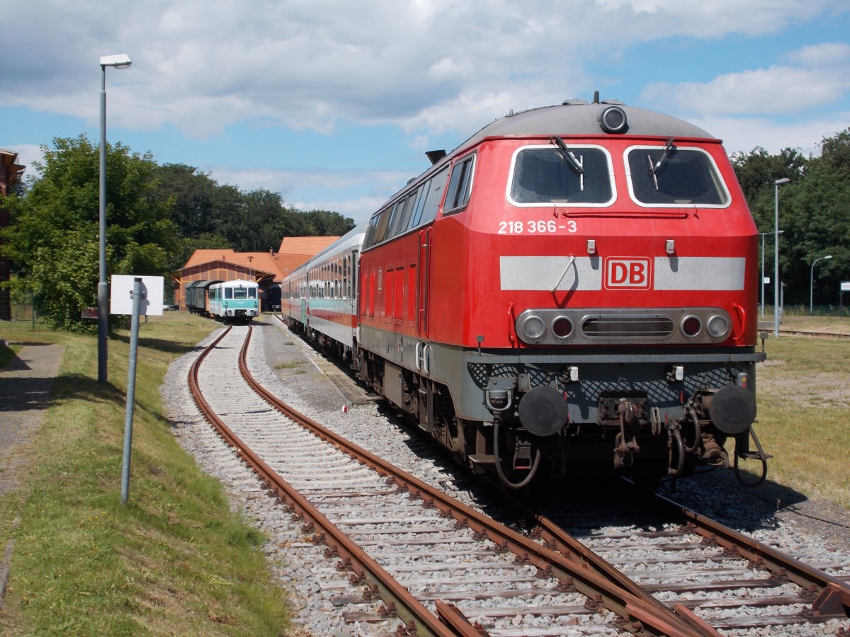 Nach der Einkaufstour in Polen nutzte ich die Verschnauffpause am Heringsdorfer Bahnhof um die 218 366 mit dem IC nach Köln,am 13.Juli 2014,zufotografieren.