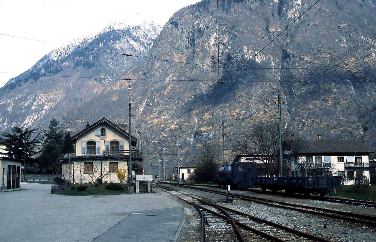 Nach der Einstellung des Personenverkehrs herrschte nur noch ein schwacher Gterverkehr auf der Misoxer Bahn, leider war an diesem Mrztag 1993 kein Zug unterwegs. Was blieb, waren einige Bahnhofsaufnahmen wie hier in Grono und eine schne Wanderung durch das Misox von Castione nach Cama.