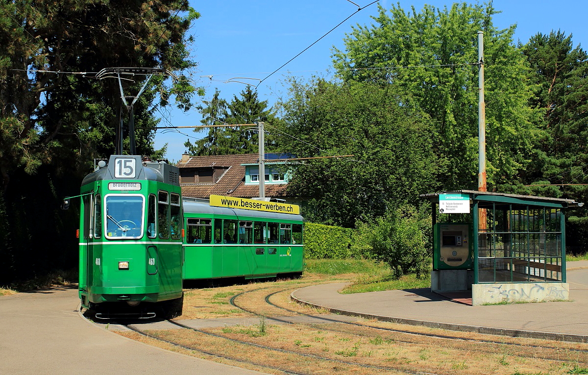 Nach der Fahrt durch die Wolfschlucht hat der Be 4/4 460 am 18.07.2015 die Haltestelle Lerchenstrae erreicht. Noch im gleichen Jahr wurde er abgestellt.