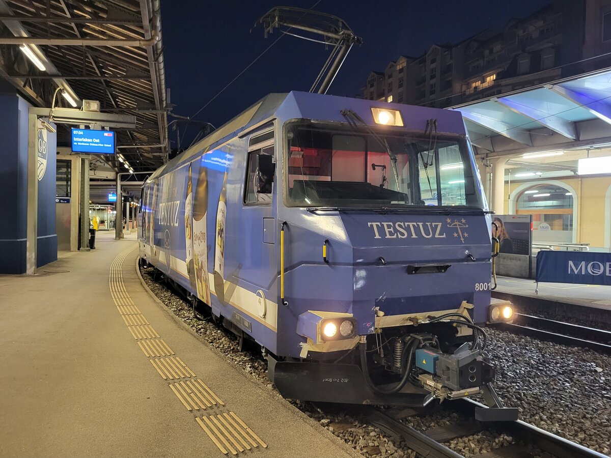Nach Interlaken Ost fährt der MOB GoldenPass Express,  die MOB Ge 4/4 8001 bringt den Zug bis nach Zweisimmen, wo dann eine BLS Re 465 den GEX 4064 übernimmt.
30. Nov. 2024