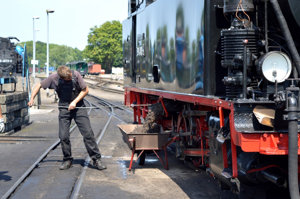 Nach jeder Tour muss Schlacke entfernt werden. Am 02.08.2015 wurde dies vom Heizer der 99 4011-5 im BW Putbus erledigt.