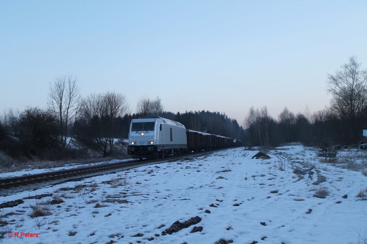 Nach der Kreuzung ging es weiter und 76 111 durchfährt den ehemaligen Bahnhof Seußen mit dem 48340 XTCH - Könitz Schrottzug. 21.02.15