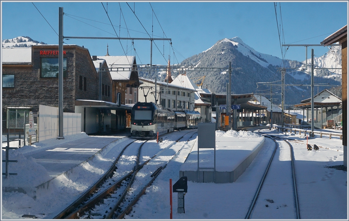 Nach der Kreuzung mit dem MOB Alpina Regionalzug 2213 in Châteaux d'Oex fährt unser Zug weiter Richtung Zweisimmen, wobei die Schiebe des Steuerwagens vom aufgewirbelten Schnee immer weniger zum Fotografieren taugt...
13. Feb. 2018