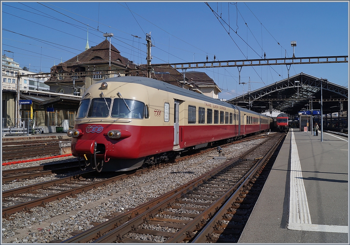 Nach längerer Zeit gab es in Lausanne wieder einmal einen TEE zu bewundern: Der RAe TEE II 1053 auf einer Extrafahrt verlässt Lausanne Richtung Biel/Bienne.

31. März 2019