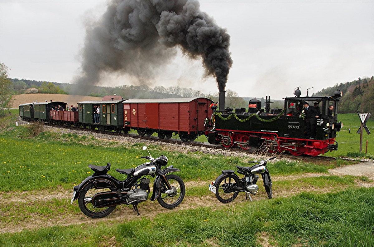 Nach einer langen Stand- und Reparaturzeit fährt die 99 633, das Öchsle wieder, hier bei Wennedach, am 25.04.2015.