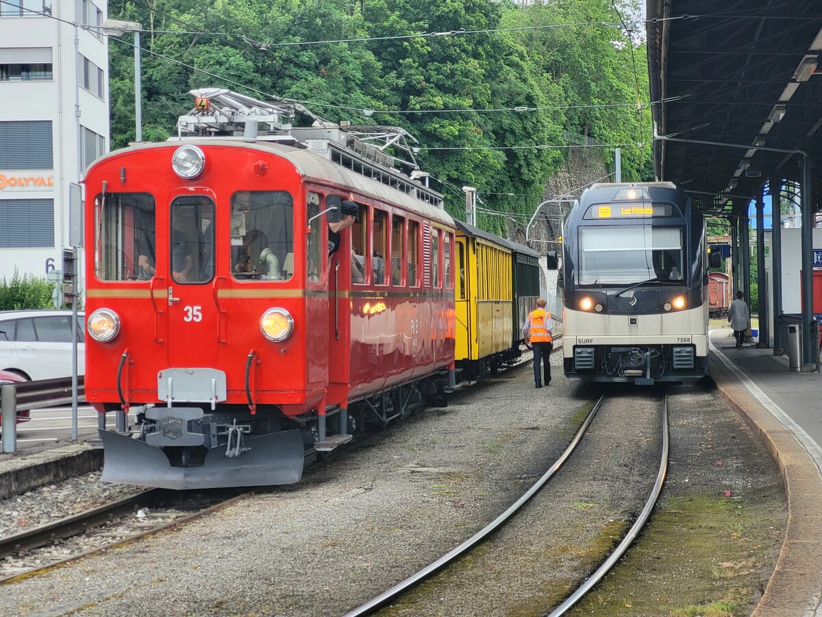 Nach der Revision ist der RhB ABe 4/4 35 der Blonay Chamby Bahn wieder im Einsatz. Hier auf seiner ersten Fahrt nach der Aufarbeitung mit den Riviera Belle Epoque Express in Vevey, kurz vor der Abfahrt. Erfreulicherweise ist der Zug ausschließlich mit RhB Fahrzeugen zusammengestellt.
Das Bild konnte gleich nach der Anfertigung hochgeladen und gezeigt werden, ist also noch ganz  druckfrisch  .

30. Juni 2024