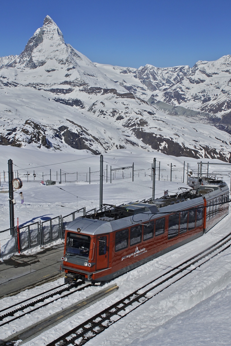 Nach rund 35-mintiger Fahrt und der berwindung von rund 1400 m Hhenunterschied treffen der Bhe 4/6 3084 und ein weiterer Bhe 4/6 der Gornergratbahn am 10.05.2024 in der 3089 m hoch gelegenen Bergstation ein