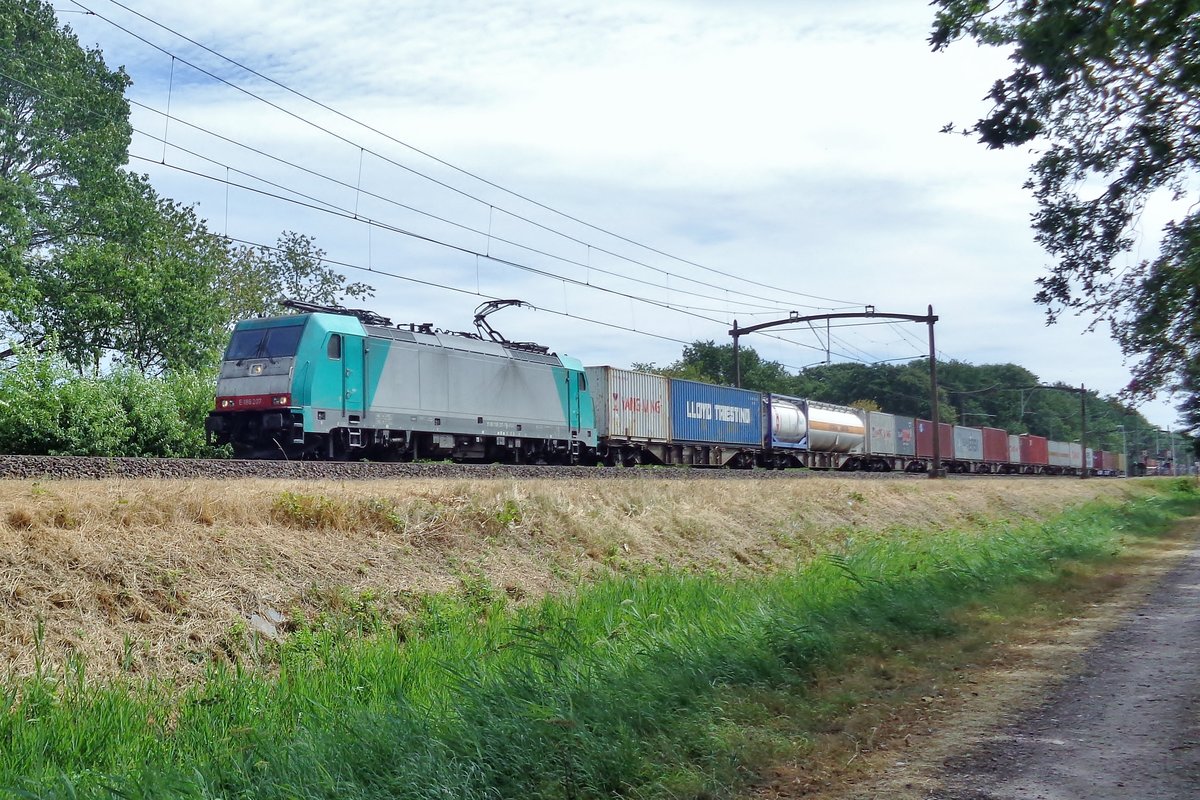 Nach den Verbleib bei CoBRa fahrt 186 207 nür für RTB Cargo und passiert dabei am 29 Juli 2018 Tilburg Oude Warande.