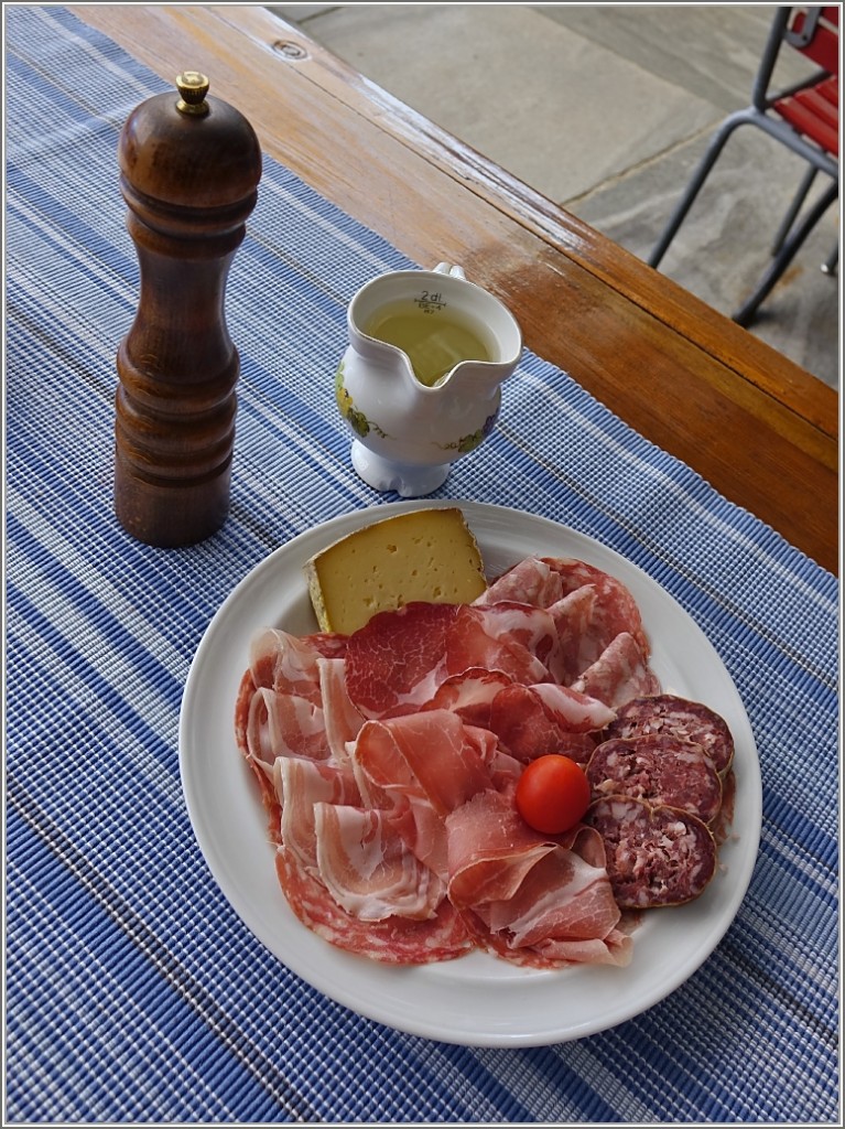 Nach vierstündiger Wanderung am Ziel, gab es einen feinen Tessiner Teller.
(21.09.2015)