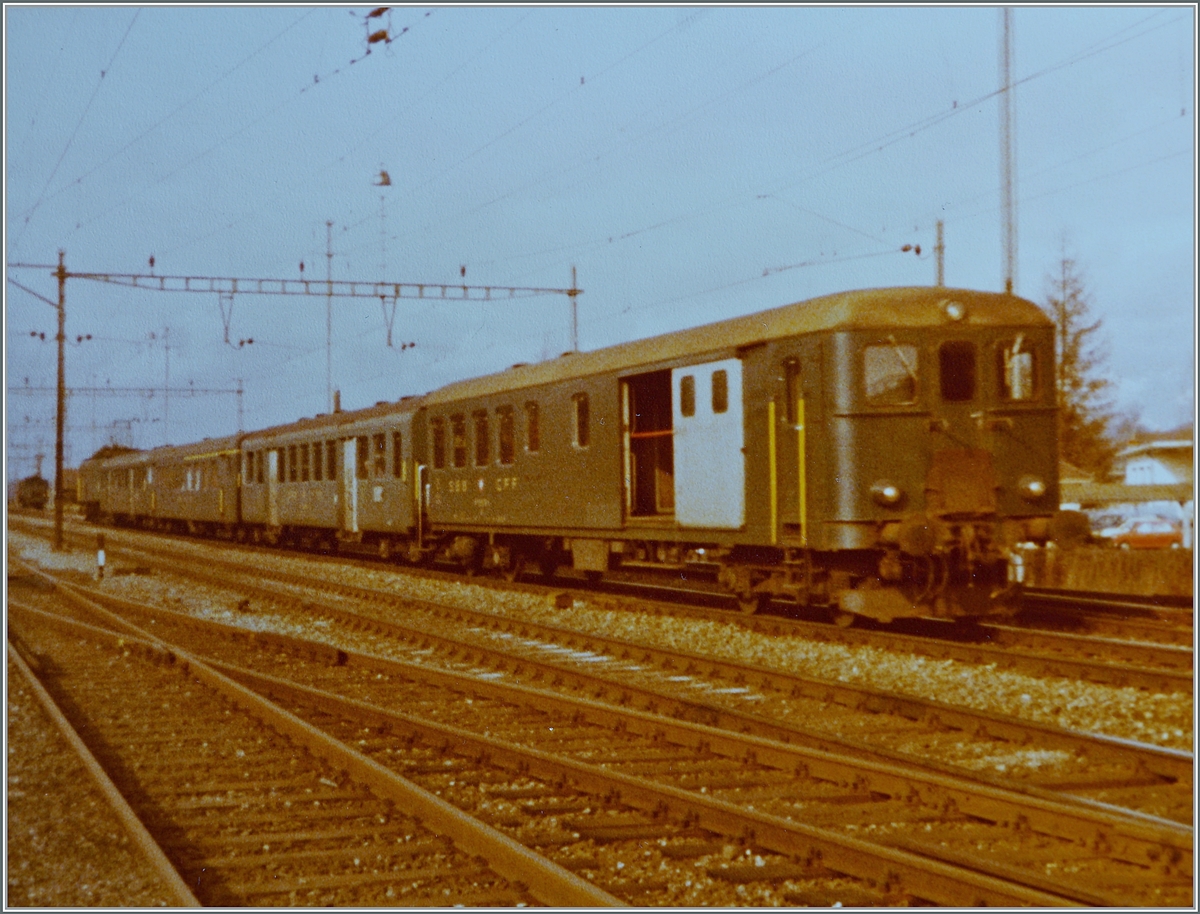 Nachdem die Ae 3/5 den Anforderungen auf der Strecke Lyss - Solothurn - Herzogenbuchsee nicht gewachsen waren (Siehe IS 756463 Link:  ephttps://igschieneschweiz.startbilder.de/bild/schweiz~e-loks~ae-35/756463/bereits-im-sommer-1981-war-abzusehen.html ) 
fand man auf der Strecke Brugg - Lenzburg - Muri eine geeignetes Einsatzfeld. Im Bild ein Regionalzug Brugg - Lenzburg - Muri beim Halt in Dottikon Dintikon mit einer Ae 3/5 am Schluss. Zu jener Zeit schlug ein Stationsvorstand einer benachbarten Station vor, ob es nicht sinnvoll währe. Leichttriebwagen einzusetzen. Er wurde fast gesteinigt...
 
Analogbild vom Januar 1983