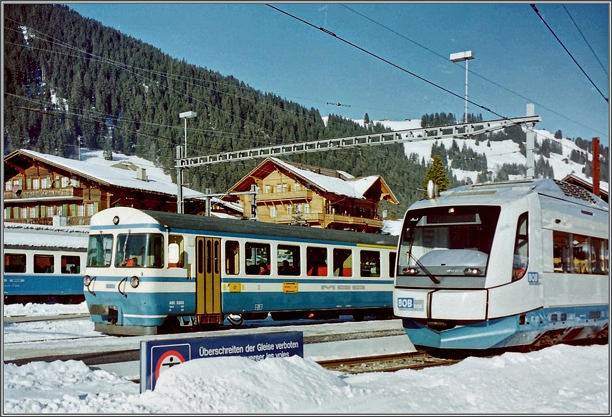 Nachdem am 26 Dez. 1999 der der Sturm  Lothar  übers Land gebrausst war, hatten etliche Bahnen Fahrleitungs-Störungen. Da sich diese im Falle der SEZ-Bahn über längere Zeit hinzogen, entschloss sich die Bahn zum ungewohnten Schritt, mit denn abgestellten BOB Dieseltriebzügen der BOB (Bayrische Oberland Bahn) einen Notbetrieb anzubieten. Auf dem Bild ist die Front eines BOB  Integral  neben einem MOB ABt-Steuerwagen in Zweisimmen zu sehen. 7. Jan. 2000