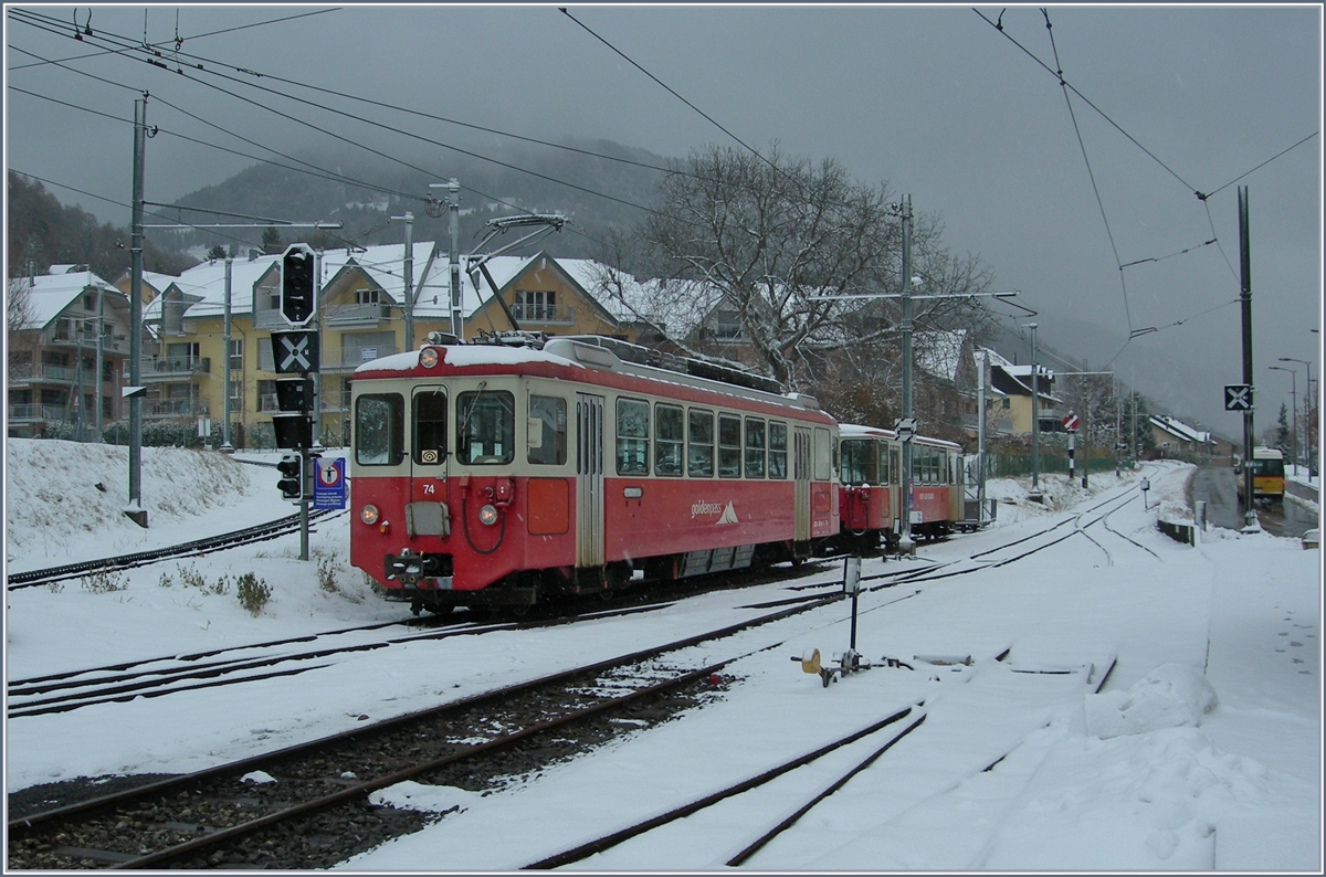 Nachdem der BDeh 2/4 74 und sein Bt die Festtage in Vevey verbrachte steht der Zug, aufgebügelt, wieder in Blonay.
Es könnte sein, dass der Zug für das mittägliche Schülerzugspaar Blonay - Lally - Blonay genutzt wird. 
10. Jan. 2017