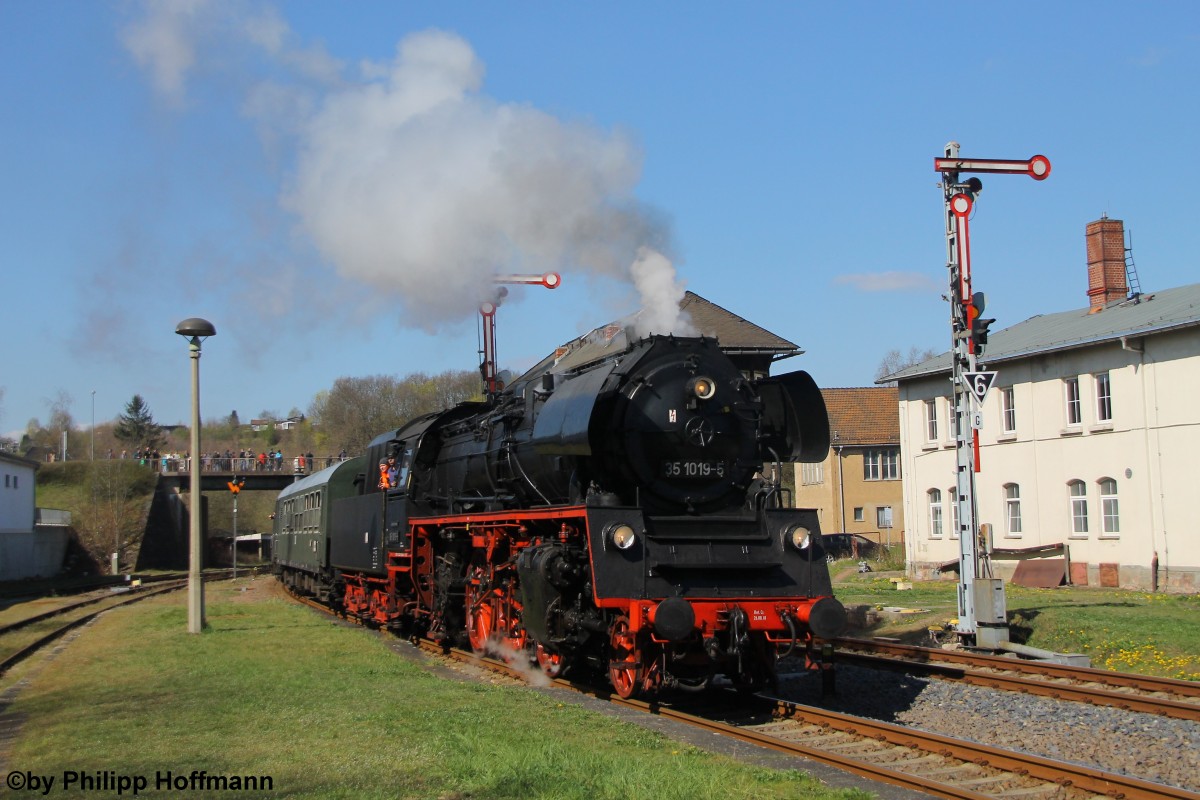 Nachdem bei Whats App gemeldet wurde das die beiden 23er im Zellwald wegen eines Baumes nicht p�nktlich nach Nossen kommen, hie� es auf der Autobahn gas geben. ;) Gerade angekommen, kamen die beiden Dampfer schon. Auf z�hnspitzen konnte ich dann 35 1019-5 bei der Einfahrt in Nossen fotografieren. 35 1097-1 h�ngt am Zugschluss.