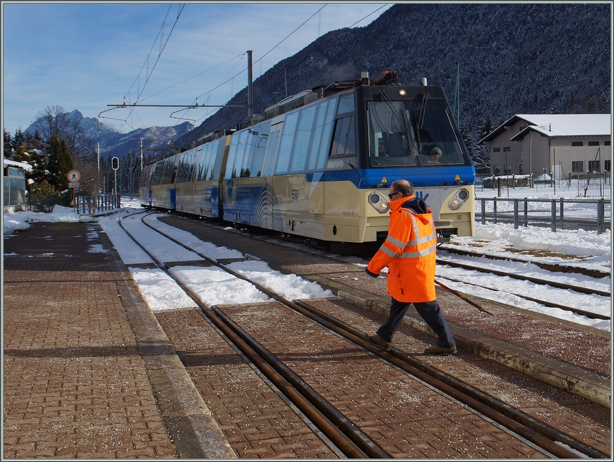 Nachdem der Capo Statione erst Schnee geschaufelt, mich dann beraten und einen Treno Panoramico Zuschlag verkauft hatte, sorgte er dafür, dass der Treno Panoramico auch tatsächlich in Drugno anhielt.
An dieser Stelle eine herzlichen Dank an des sehr zuvorkommende Personal der Ferrovia Vigezzina welchem ich auf den zahlreichen Reisen ins Valle Vigezzo begegnet bin!
8. Jan. 2016