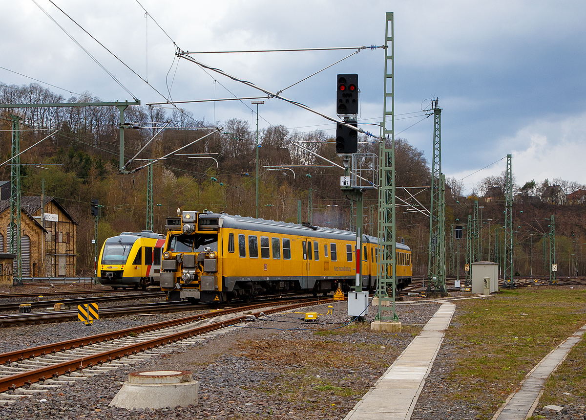 Nachdem er im Rbf den Regelverkehr abwarten musste, darf er nun seine Fahrt fortsetzen....
Der Lichtraummesszug (LIMEZ III) 719 045-7 / 719 046-5 (99 80 9160 001-0 D-DB / 99 80 9160 002-8 D-DB), ex DB 614 045-3  / DB 614 046-5, der DB Netz AG (Netzinstandhaltung Fahrwegmessung) fährt am 15.04.2021 durch Betzdorf (Sieg), biegt auf die Hellertalbahn (KBS 462) ab und fährt via Herdorf in Richtung Dillenburg.

Der 719 045-7 (99 80 9160 002-8 D-DB) wurde aus dem DB 614 045-3 umgebaut. Der urspr. VT wurde 1975 von Waggonfabrik Uerdingen AG in Krefeld-Uerdingen unter der Fabriknummer 79913 gebaut.. 
Der 719 046-5 (99 80 9160 001-0 D-DB) wurde aus dem DB 614 046-5 umgebaut. Der urspr. VT wurde 1975 von Waggonfabrik Uerdingen AG in Krefeld-Uerdingen unter der Fabriknummer 79914 gebaut.