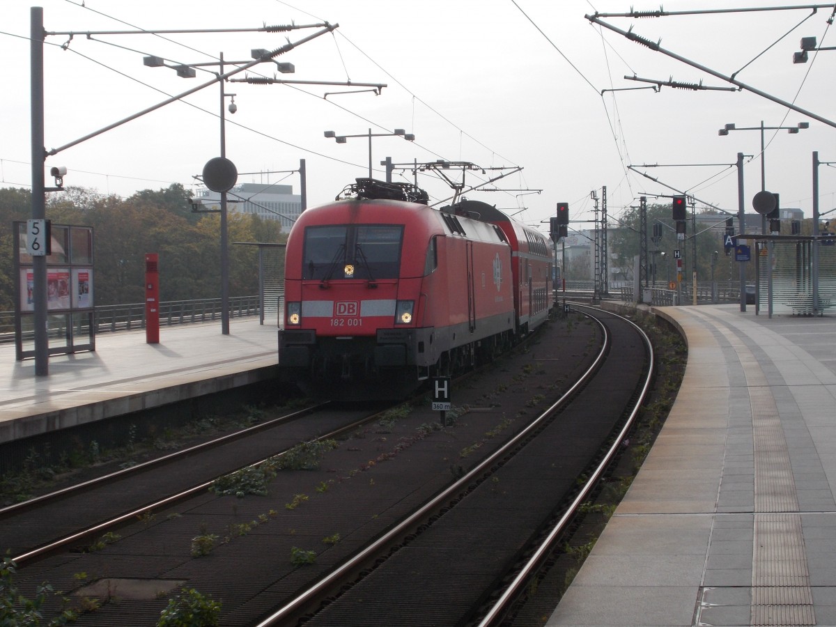 Nachdem ich,am 25.Oktober 2014,den ersten polnischen Husarz im Berliner Hbf fotografiert hatte,erwischte ich am selben Tag auch die erste deutsche 182er ebenfalls im Berliner Hbf.