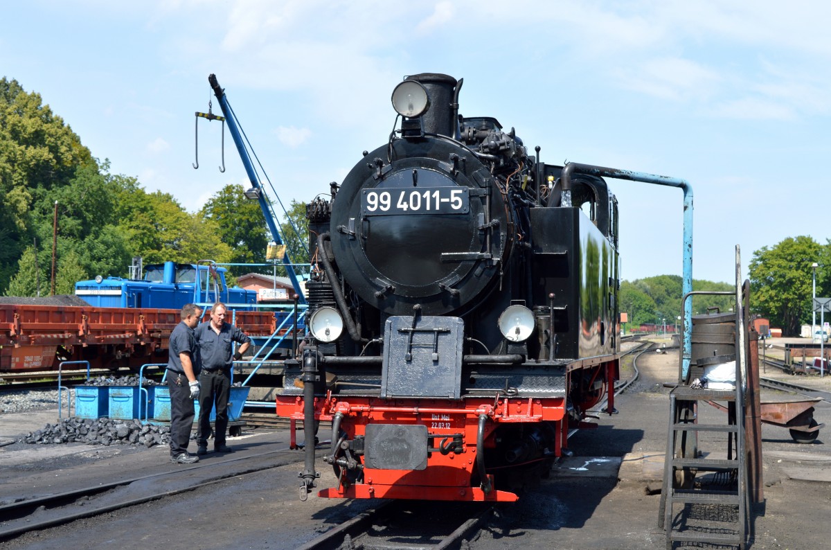 Nachdem sie mit Kohle beladen wurde, stand 99 4011-5 am Wasserkran in Putbus. Hier am 02.08.2015