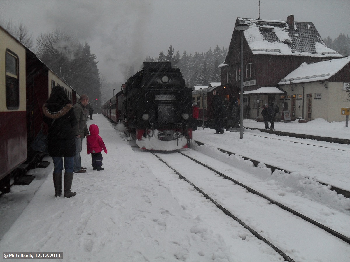 Nachmittglicher Hochbetrieb in Drei-Annen-Hohne am 17.12.2011. Links der Zug aus Eisfelder Talmhle, mit welchem ich eingetroffen bin, rechts der Zug aus Wernigerode und in der Mitte kommt gerade der Zug vom Brocken eingefahren.