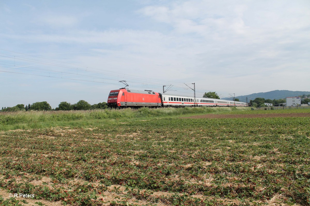 Nachschuss auf 101 113-9 die gleich mit ihrem IC 2374 Karsruhe - Westerland (Sylt) durch Weinheim (Bergstrasse) fahren wird. 28.05.15