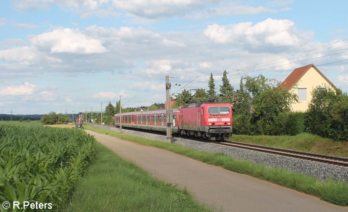 Nachschuss auf 143 215-4 die ihre S2 39647 Roth - Altdorf bei Nürnberg bei Winkelhaid schiebt. 03.07.20