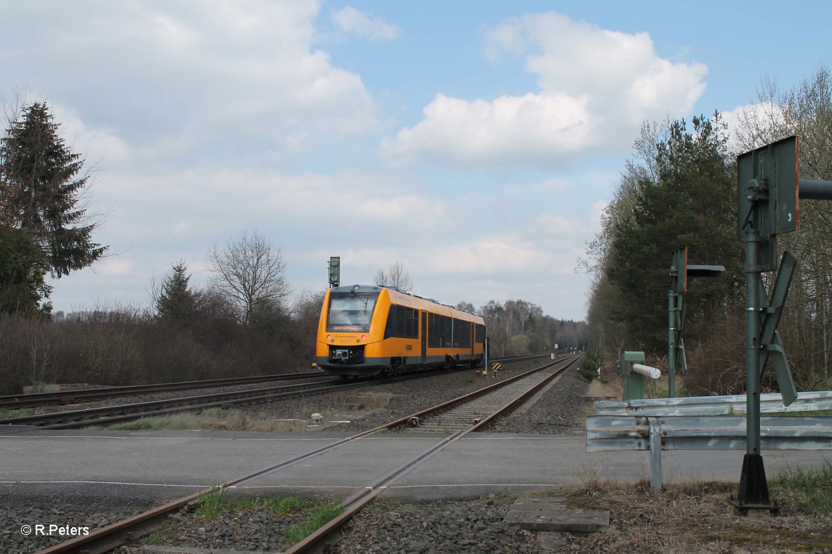 Nachschuss auf 1648 203 als OPB79720 Regensburg - Marktredwitz bei Schönfeld bei Wiesau/Oberpfalz. 10.04.16