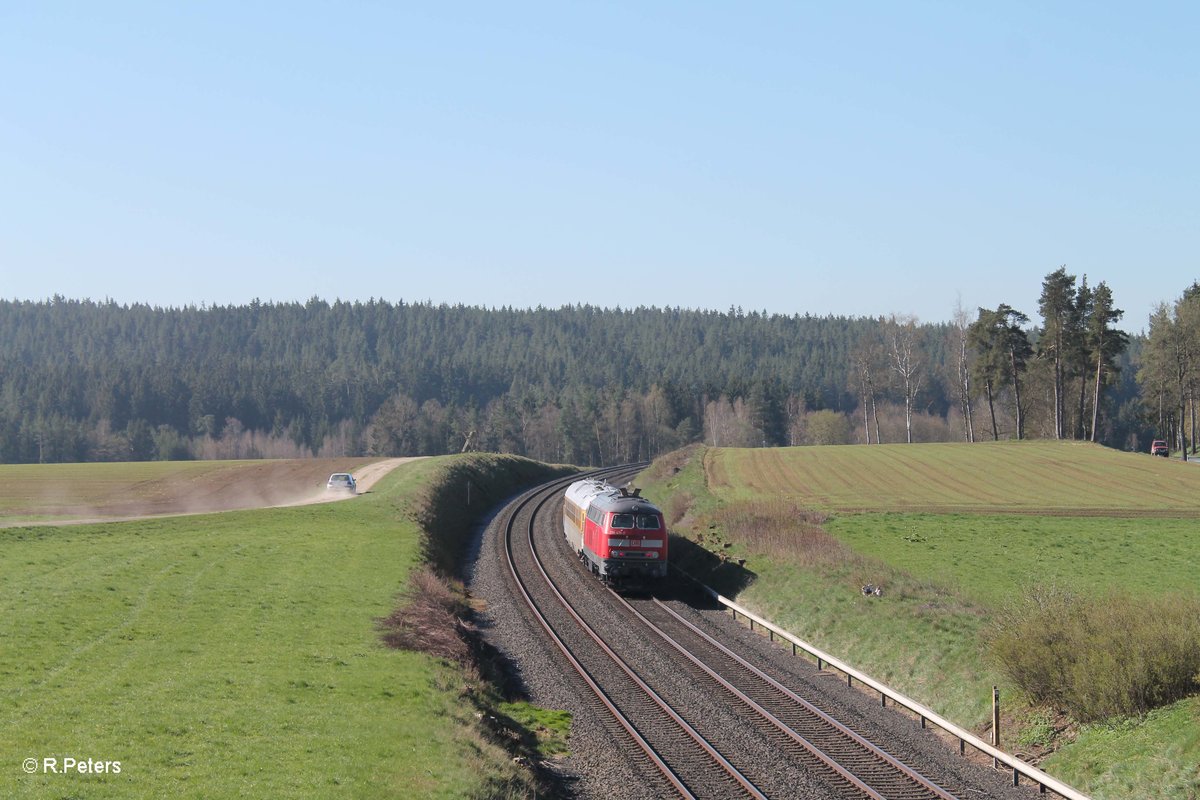 Nachschuss auf 218 411-7 die den Messzug von Hof nach Marktredwitz bei Neudes schiebt. 21.04.16