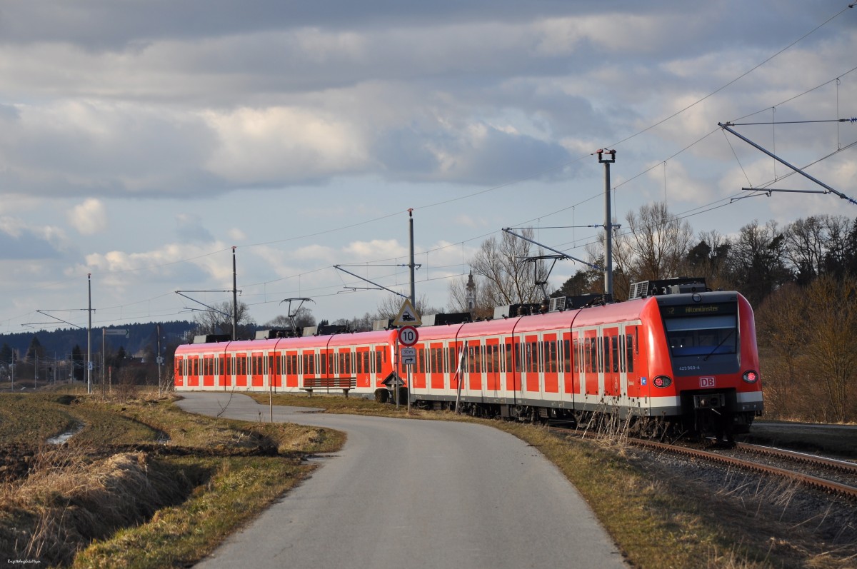 Nachschuss auf 423 960-4 in Richtung Altomünster. Die S 2 (S-Bahn München) überquert gerade den kleinen Bahnübergang nach Deutenfofen am 05.03.2015.