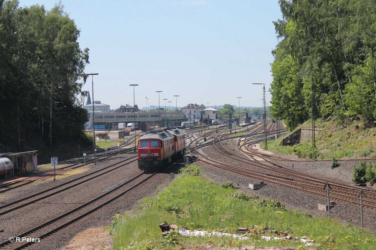 Nachschuss auf den kleinen Lokzug der aus Cheb kam mit 233 636-0 und 232 668-4 in Marktredwitz. 05.06.15