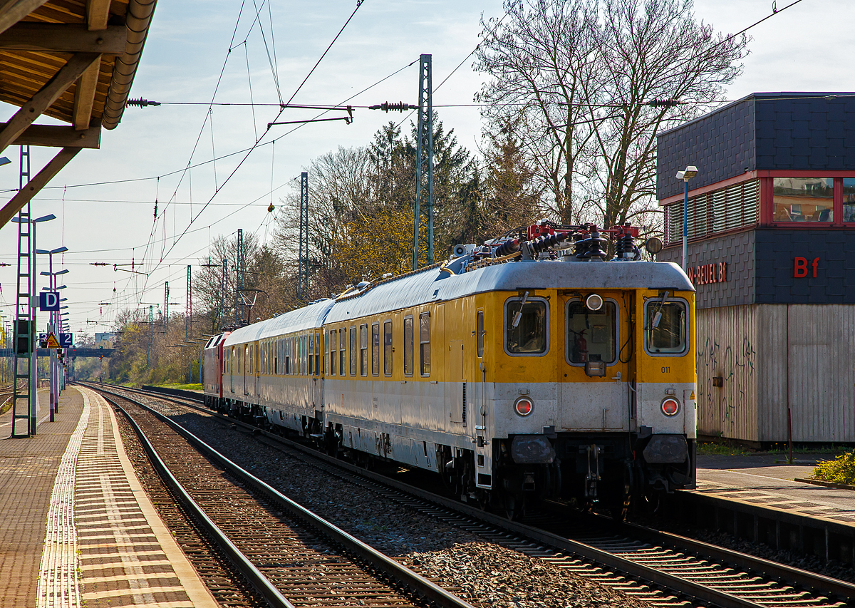 Nachschuss auf den Messzug...
Die 120 501-2 „Bahntechnik mit Kompetenz“ (91 80 6120 501-2 D-DB) der DB Systemtechnik GmbH, ex 120 153-2, fhrt mit einem dreiteiligen Messzug, am 11.04.2016 durch den Bahnhof Bonn-Beuel in Richtung Sden. Ob es hier eine Mess- oder berfhrungsfahrt war, kann ich nicht sagen.

Neben der Lok bestand der Messzug aus, folgenden Wagen:

Hinter der Lok der Messbeiwagen D-DB 63 80 99-91 007-4 der Gattung/Bauart Dms 322. 
Dieser Wagen wurde 1974 von MAN in Nrnberg unter der Fabriknummer 155850 gebaut  und als D-DB 51 80 95-80 097-6  Dms 905 ab1982 Gattung Dms 905.0 geliefert. Weitere Nummern waren:
Ab 1991 als D-DB 51 80 95-92 023-8 Dms 905.1.
Ab 1999 als D-DB 63 80 99-40 007-6 Dienstms 922.
Ab 2003 als heutiger D-DB 63 80 99-91 007-4 Dms 322.
	

In der Mitte der Schallmesswagen D-DB 63 80 99-94 015-3 der Gattung/Bauart Dienst umh 306
Weitere Daten siehe: http://hellertal.startbilder.de/bild/Deutschland~Bahndienstfahrzeuge~Wagen/721629/der-schallmesswagen-der-gattungbauart-dienst-umh.html



Und hier am Zugschluss der Einheitsmesswagen D-DB 63 80 99-95 011-2 der Gattung/Bauart  D(Mess)m 313.0, ex 61 80 99-92 011-7 D (Mess) mm 313.Der Einheitsmesswagen wurde 1976 von MBB unter der Fabriknummer 09033 gebaut und an die DB geliefert.

Die folgenden Ausfhrungen der Einheitsmesswagen entstammen einem Prospekt der Firma MBB:
In enger Zusammenarbeit mit der Deutschen Bundesbahn entwickelte und fertigt MBB Einheitsmesswagen fr Schnellfahrversuche bis 300 km/h. Bei gleicher Grundkonzeption und entsprechender Ausrstung werden die Fahrzeuge fr Fahrleitungs- und Leistungsmessungen eingesetzt. 
Folgende Untersuchungen sind durchfhrbar: 
- Laufverhalten der Schienenfahrzeuge bei 200 km/h und mehr,
- aerodynamisches Verhalten bei Zugbegegnungen und Vorbeifahrt an Bauwerken,
- Geruschentwicklung,
- Bremswirkung,
- Zugkraftmessung,
- berprfung des Oberbaus,
- Leistungsmessung, sowie 
- das Verhalten der Fahrleitung und Stromabnehmer bei 200 km/h und mehr.

Die Messwagen entsprechen den Bestimmungen fr den internationalen Verkehr, den Vorschriften und technischen Lieferbedingungen der Deutschen Bundesbahn, den UIC- und RIC-Vorschriften und sind somit in vielen europischen Lnder zugelassen.

Der Wagenkasten besteht aus einer robusten Schweikonstruktion in Profilbauweise aus Stahl in der Gte St 37 bzw. St 52. Die Ausfhrung und Ausstattung entspricht dem bei deutschen Reisezugwagen mit hohem Komfort. Schalldmmung und Wrmeisolierung, erschtterungsfreier Einbau von Verkleidungen, Wnden, Decken und Schrnken,  wartungsleichte und verschleiarme Bauteile sowie zweckmige Gestaltung der Arbeits- und Wohnrume standen bei der Konzipierung des wagenbaulichen Teils im Vordergrund.

Die Messwagen sind in folgende Rume aufgeteilt: 
- Fhrerstand 1 (Hauptfhrerstand), 
- Dieselraum, 
- Material- und Werkzeuglager, Werkstatt, 
- Messraum, 
- Auswerteraum,
- Wohn- und Schlafkabine mit Waschgelegenheit, 
- Kche mit elektr, Kocher, Splbecken u. Khlschrank, 
- WC mit Waschgelegenheit, 
- Garderobe, 
- Fhrerstand 2. 

Die beiden Fhrerstnde an den Kopfenden sind mit Kontrollgerten und einer Gegensprechanlage zur Verbindung mit dem Lokfhrer ausgerstet. 

Im Werkstattraum sind die Schaltschrnke fr Hoch- und Niederspannung sowie fr die Klimaanlage untergebracht. Eine Werkbank vervollstndigt die Ausstattung. Im Messraum sind Stahlschrnke fr die Messausrstung, die mit der installierten Standard-E-Ausstattung verdrahtet werden kann, eingebaut. 
Alle Wagen dieser Bauart sind mit einer Grund-Messausrstung ausgestattet, die aus einer digitalen Geschwindigkeits-, Weg- und Zeitmesseinrichtung, einer Analogregistrierung, Zug-Druckkraft-Messgerten und einer Mess- und Meldeanlage fr die Achslagertemperatur besteht. Eine Besprechungsanlage mit Vielfachgegensprechtechnik ermglicht die Kommunikation innerhalb des Messwagens.

Der Auswerteraum ist mit einer Eckbank, einem Tisch und Sesseln eingerichtet.

TECHNISCHE DATEN des Einheitsmesswagen D(Mess)m 313.0:
Spurweite: 1.435 mm (Normalspur)
Lnge ber Puffer: 26.400 mm
Drehzapfenabstand: 19.000 mm
Achsstand im Drehgestell:  2.500 mm
Laufraddurchmesser: 950 mm (neu)
Drehgestelle: 	Bauart Minden- Deutz, schwer
Dienstgewicht: 61,5  t
Zul. Hchstgeschwindigkeit: 200 km/h
