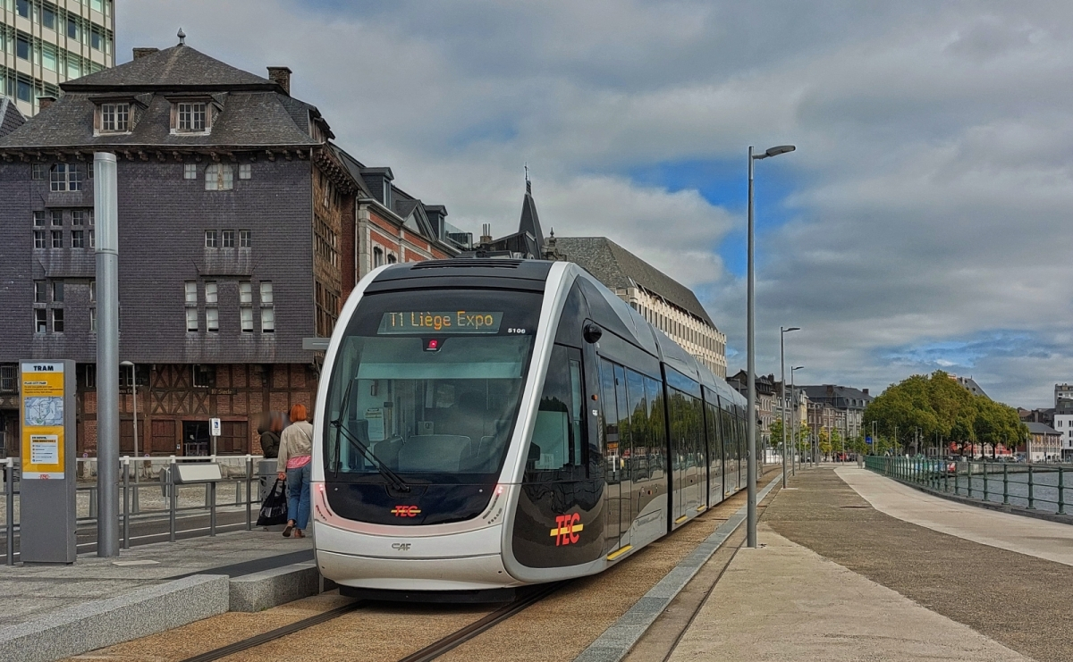 Nachschuss auf die Tram CAF URBOS 5106, an der Haltestelle la Batte in Lüttich. 18.09.2025 (Handyfoto Jeanny)