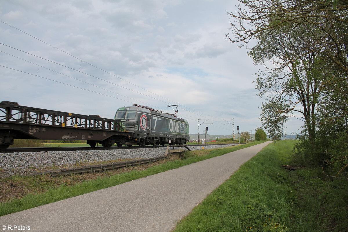 Nachschuss auf Werbe-Vectron 193 959 (LTE, Aufschrift:  energy efficiency | 7 trucks - one train | ATTRACKTIVE FORCES) mit dem leeren Kupferanodenzug. 28.04.24