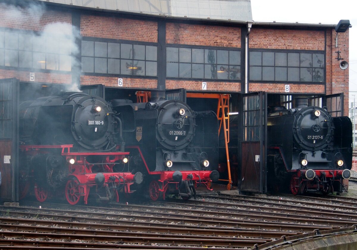 Nachtfotoparade im Bw Dresden Altstadt am 17.04.2015 mit 001 180-9; 01 2066-7 und 01 2137-6.
