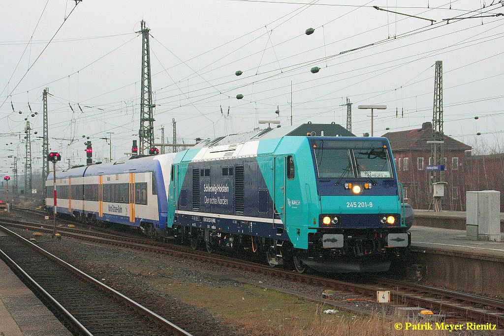 nah.SH 245 201 mit RE6 aus Westerland bei Einfahrt in Hamburg-Altona am 16.02.2015