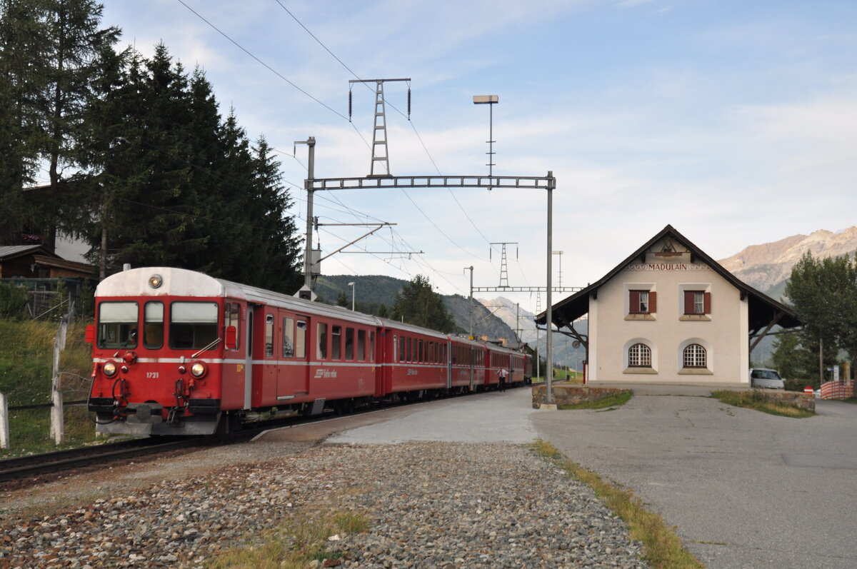 Nahverkehrszug in Madulain, Engadin, Steuerwagen Nr.1721 und Ge 4/4 I U Nr.602 am 17.08.2009.