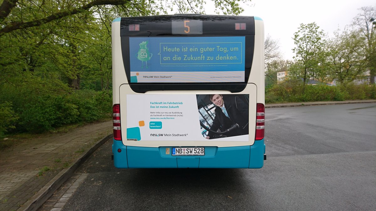 ....NB SW 528 dieser Citaro K an einem Samstag auf der Linie 5 in Monkeshof wo er gerade pause macht ( Mai 2017)
...und seiner Werbung f�r den Beruf der Fachkraft im Fahrbetrieb bei den Stadtwerken und der Werbung f�r den Bus 