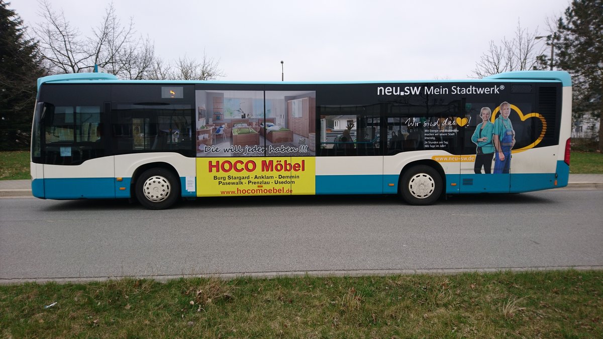 .....NB SW 544 bei der Ankunft in Monkeshof auf der Linie 5 im April 2018 mit der Werbung f�r HOCO M�bel 