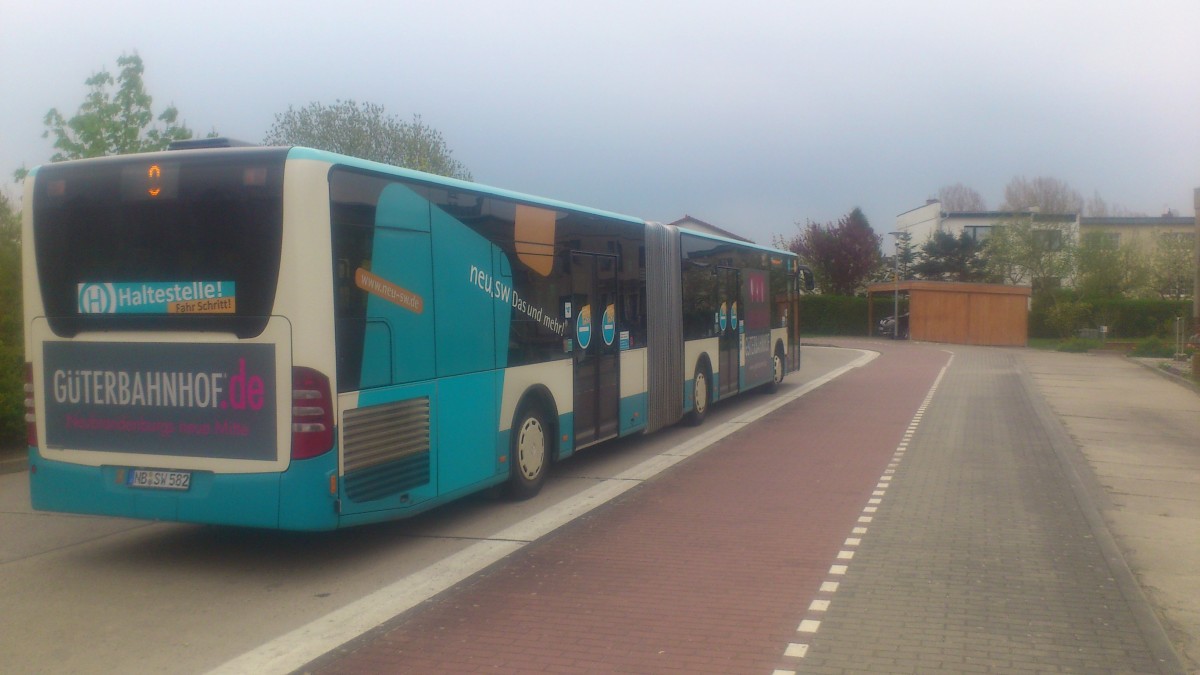 ...NB SW 582 am Pflegeheim der Linie 8 wo er Pause macht
...auch dieser Citaro hatte bevor er das Logo der Stadtwerke bekam ein Sportler des Fu�ballvereines des 1.FC Neubrandenburg( Toni Fuchs) der damals zur TSG Neustrelitz wechselte 