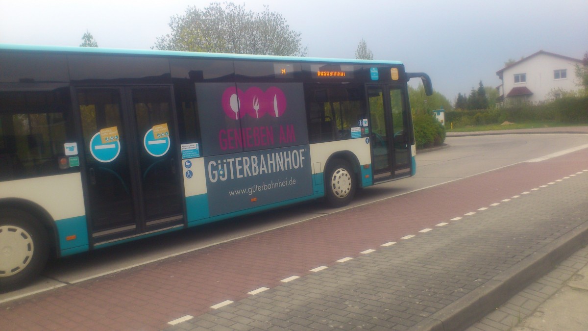....NB SW 582 hier mal noch die rechte Fahrzeugseite des Citaro mit seiner Werbung f�r den G�terbahnhof in Neubrandenburg wo f�r das genie�en in den Lokalen geworben wird 