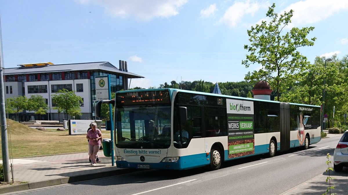 ....NB SW 586 der Stadtwerke auf der Linienfhrung der 2 mit seiner Werbung fr BIO therm  im Juli 2018 