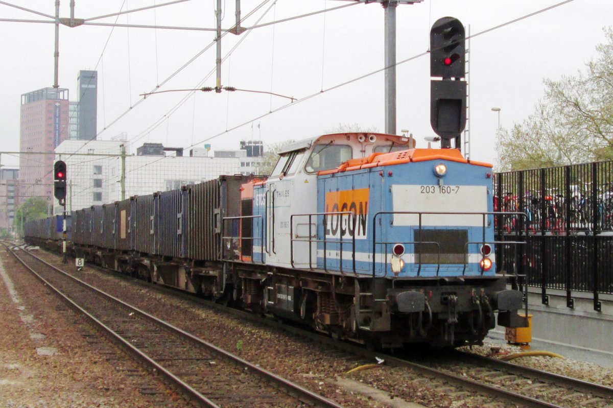 NbE 203 160 durchfahrt am 4 April 2014 Tilburg und gebraucht dabei das Gegengleis; in die Niederlände wird auch bei die Eisenbahn  rechts gefahren.