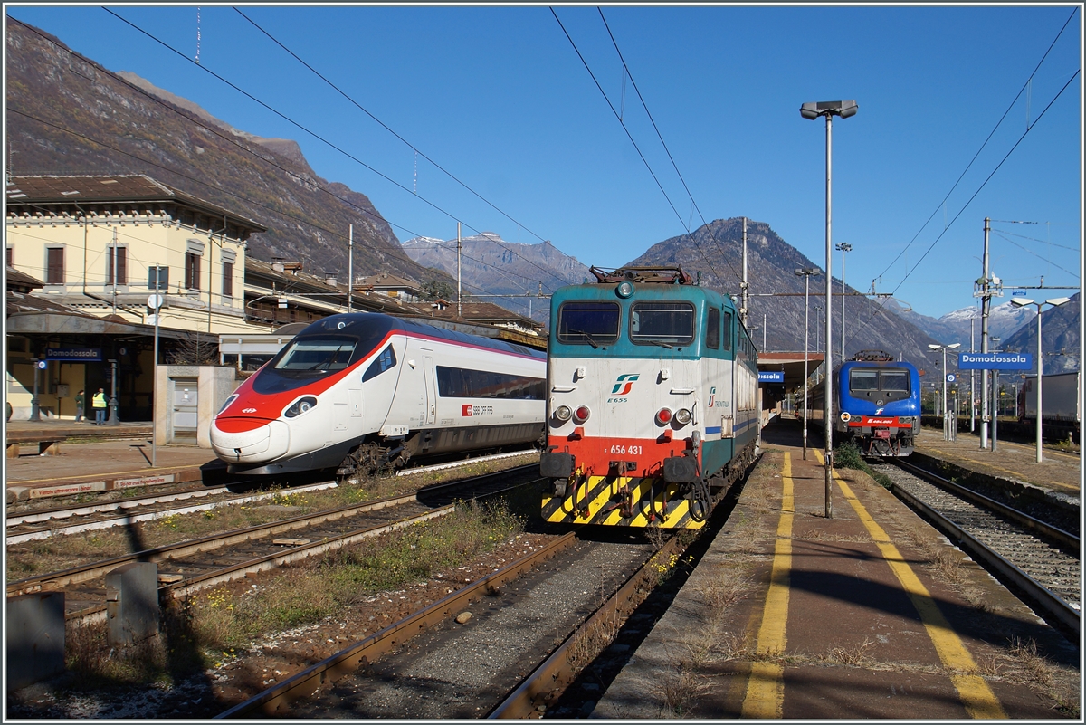 Neben der abgestellten FS E 656 431 und einer aus Novara eingetroffen E 464 verlässt ein SBB ETR 610 (RAbe 503) den Bahnhof von Domodossola.

26. Okt. 2015