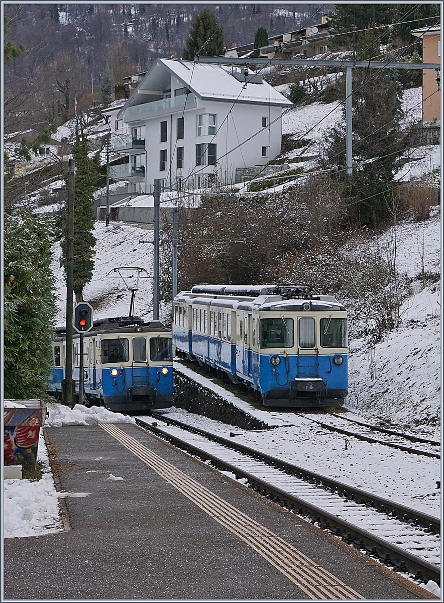 Neben dem abgestellten MOB ABDe 8/8 4003 Bern erreicht ein andere als Regionalzug die Station Fontanivent.

29. Dez. 2017