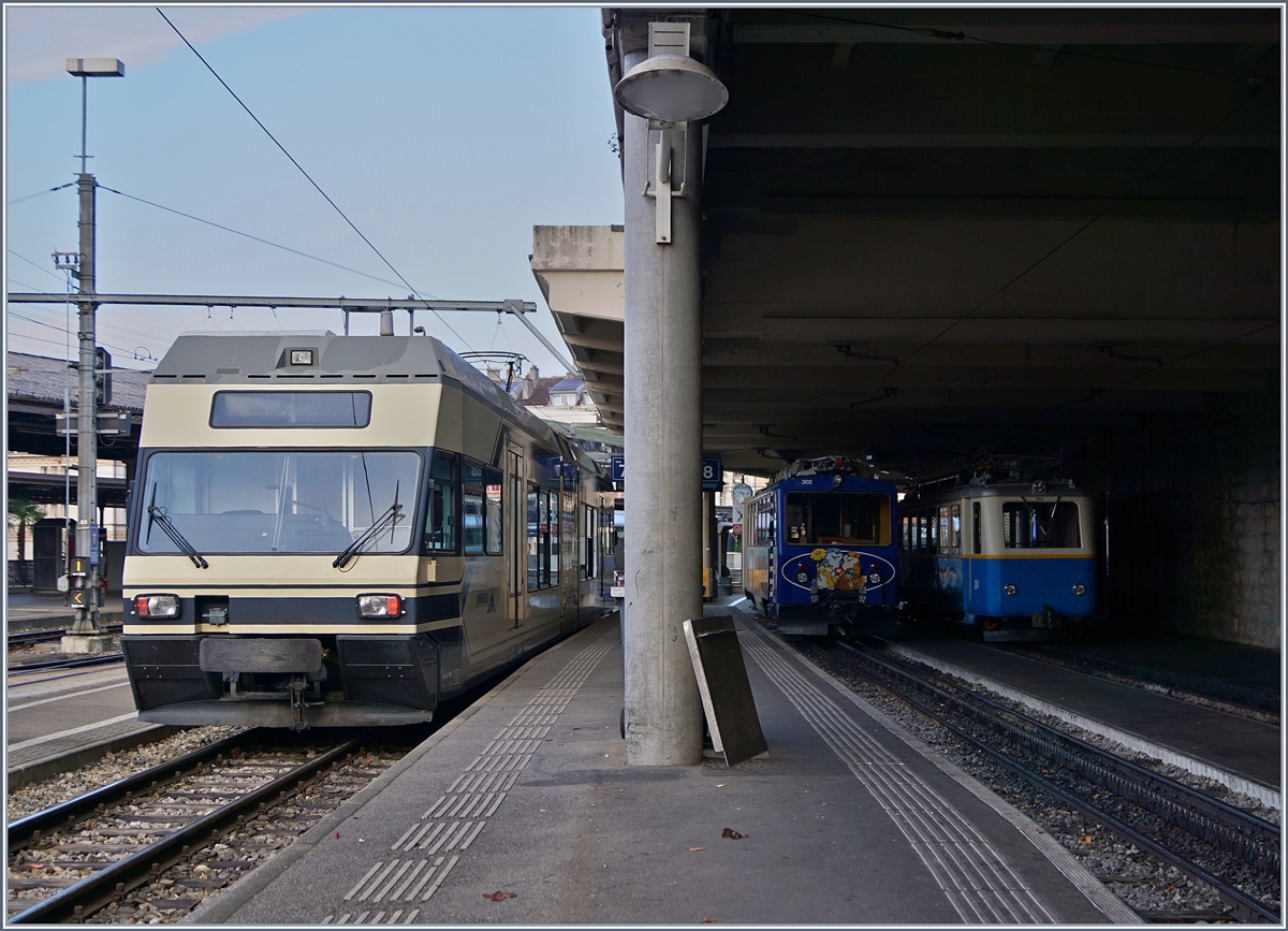 Neben dem Meterspur MVR (CEV) GTW Be 2/6 stehen, lichtungünstig die 80 cm Spur Rochers de Naye Beh 4/8 302 und Bhe 2/4 204 in Montreux.
27. Nov. 2016