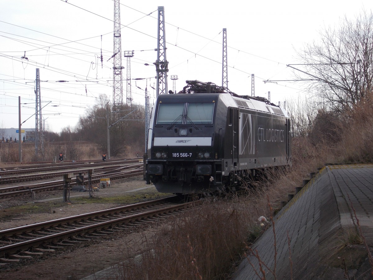 Neben dem Stellwerk B11 parkte,am 07.Februar 2016,die MRCE 185 566-7 im Rostocker Seehafen. 