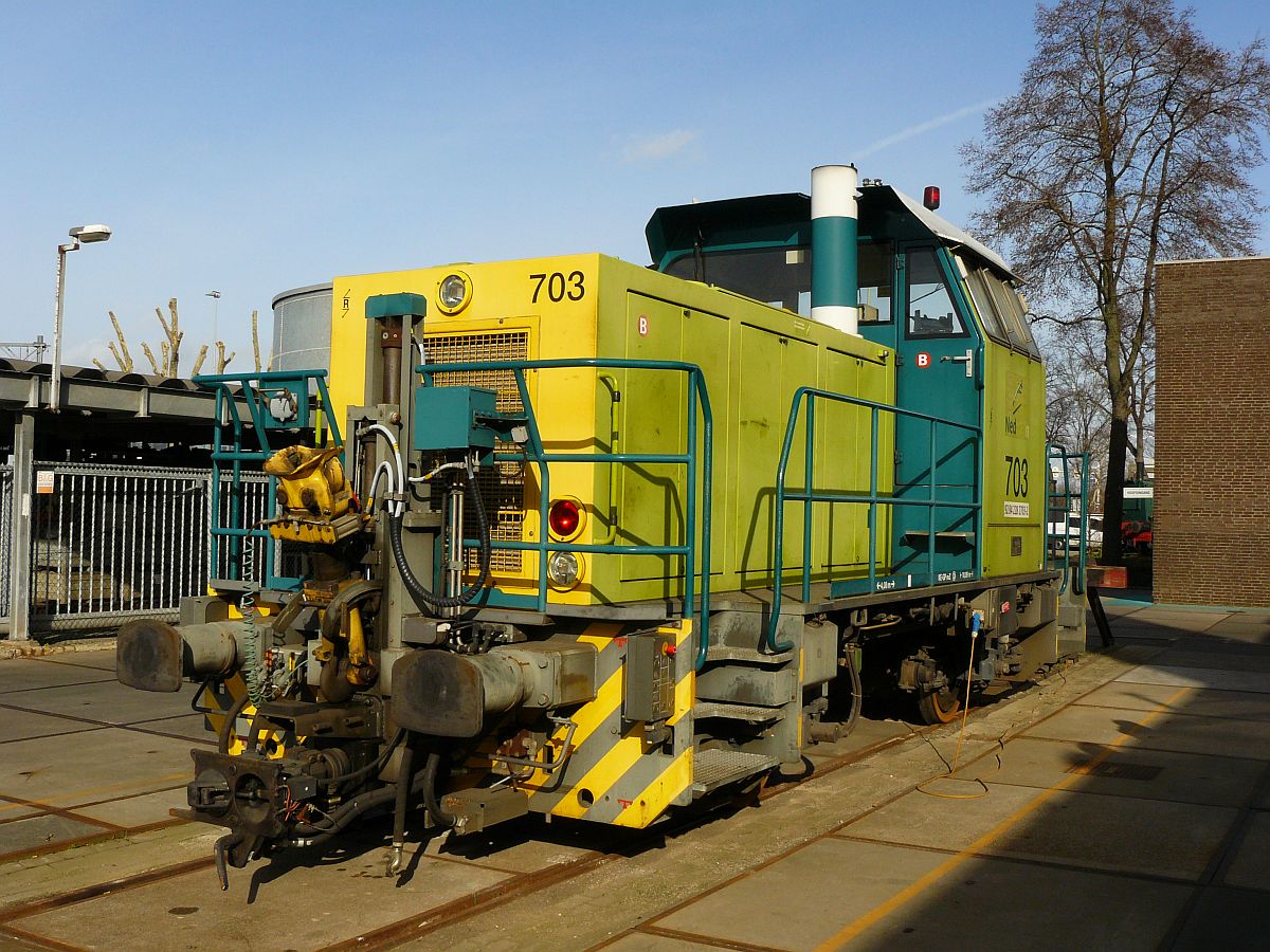 Nedtrain Rangierlok 703 Maastricht 06-02-2014.

Nedtrain rangeerlocomotief 703 onderhoudsbedrijf  Maastricht 06-02-2014.