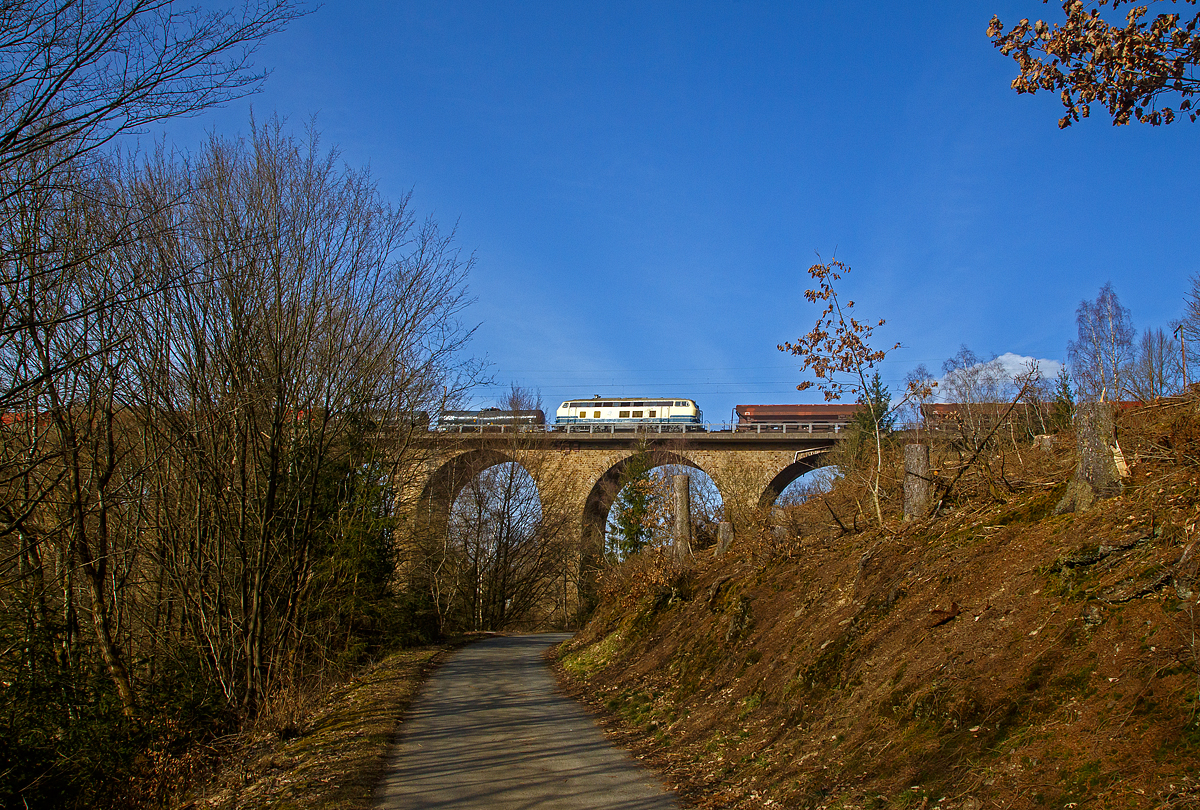 Nein nicht in den Gterzug eingereiht, sondern solo in Gegenrichtung...
Die 218 447-1 (92 80 1218 447-1 D-RPRS) der Railsystems RP GmbH (Gotha) fhrt am 23.02.2021 als Lz ber den Rudersdorfer Viadukt in Richtung Dillenburg. Dahinter fhrt ein Gterzug gezogen von zwei 151ern in Richtung Siegen.

Die V164 wurde 1977 von Henschel & Sohn in Kassel unter der Fabriknummer 32041 gebaut und an die Deutsche Bundesbahn geliefert. Bis 2017 war sie im Bestand der DB AG. Sie hat die Zulassungen fr D, A, B, CH, F, DK, NS, CS (und H nur mit eingeschrnkter).