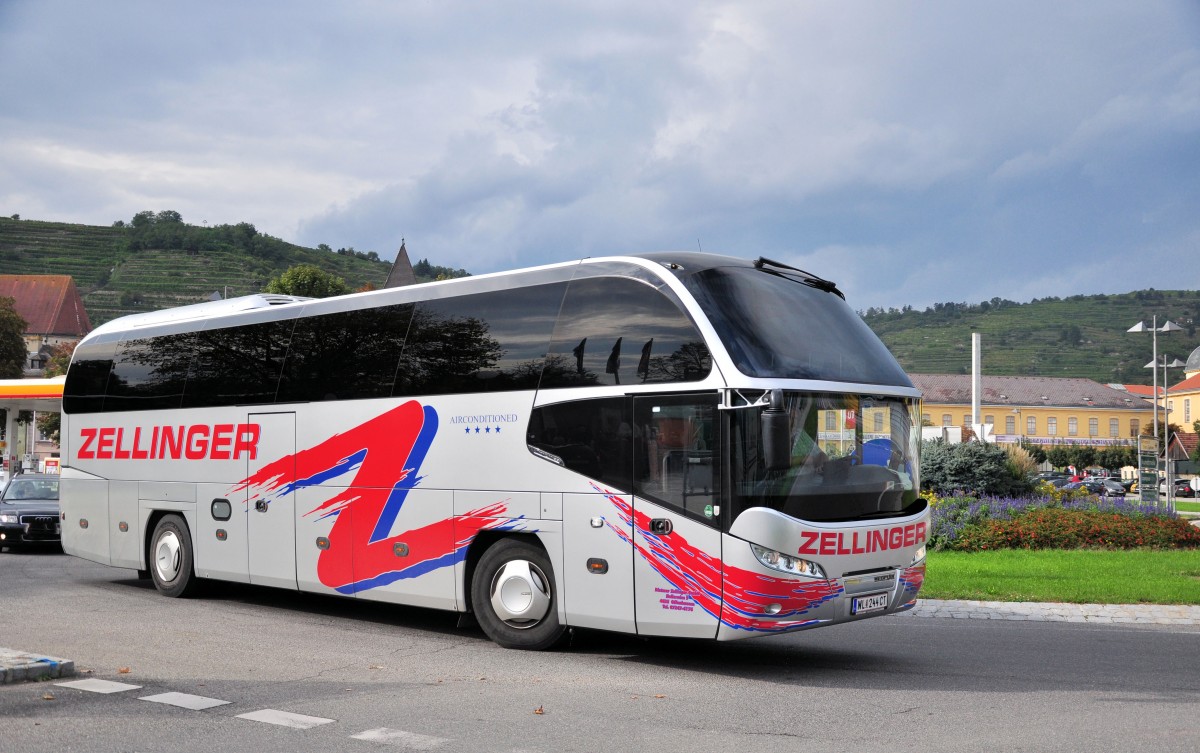 Neolan Cityliner von Zellinger Busreisen aus Ober�sterreich am 20.9.2014 in Krems gesehen.