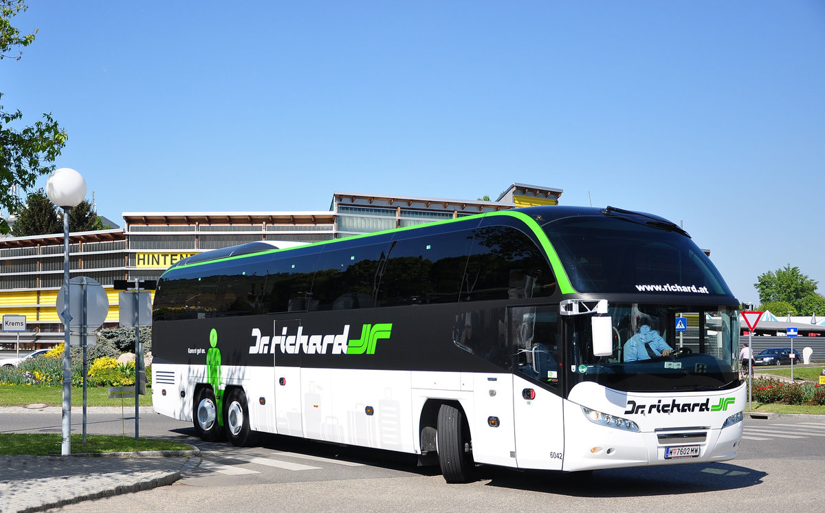 Neoplan Cityliner von Dr.Richard Reisen aus Wien in Krems gesehen.